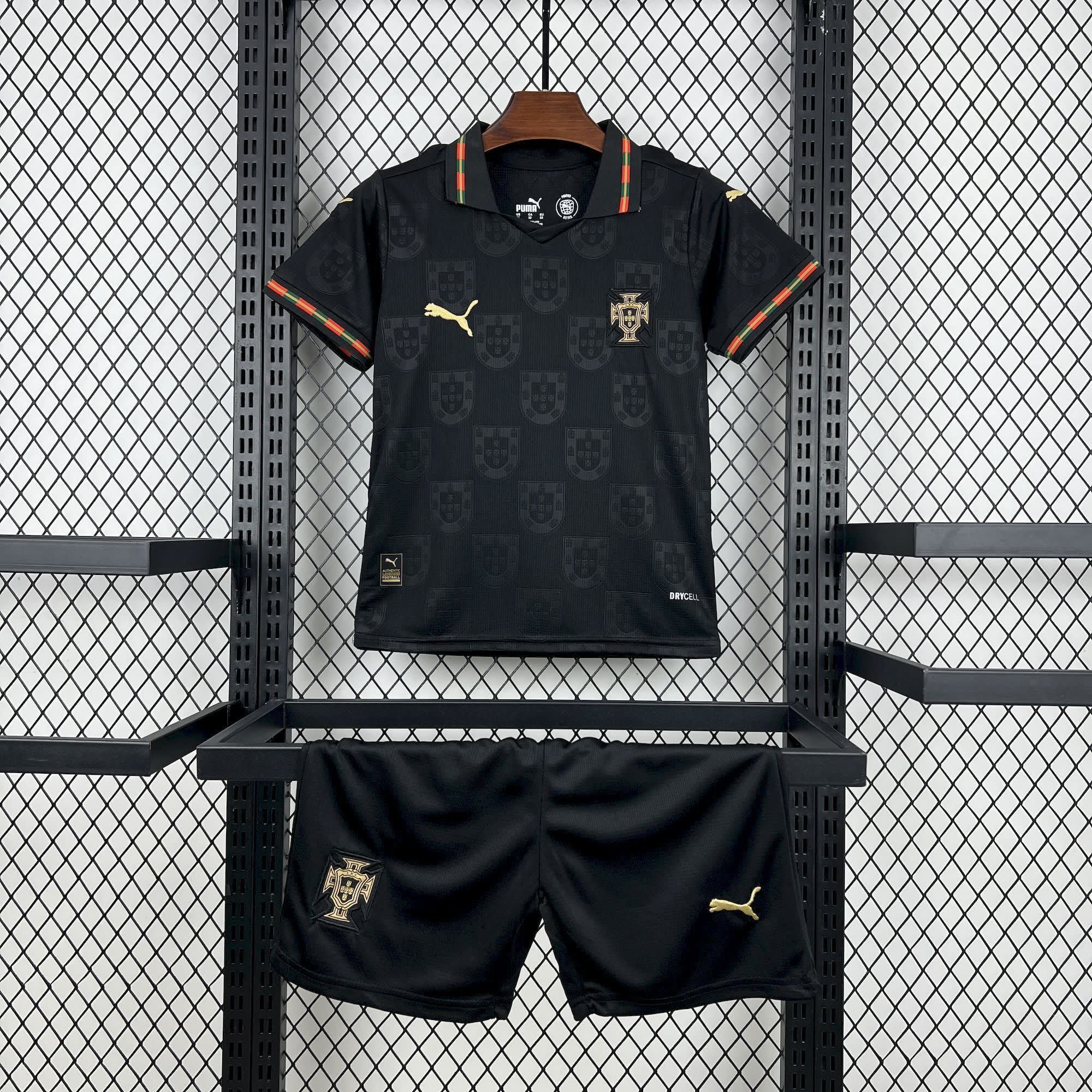 Kit Infantil Portugal 26/27 Pantera Negra Eusébio - Puma - Imagem 5
